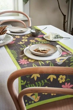 Ekelund Linneväveri Camino De Mesa Vårsång -Menaje de mesa Ventas 513655 01 3 EnvironmentImage 64b47668a6