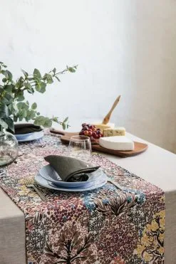 Almedahls Camino De Mesa Botanic Garden 45x150 Cm -Menaje de mesa Ventas 571179 01 40 EnvironmentImage 6f7f7768d7