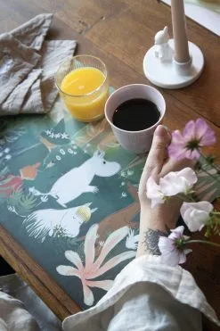 Pluto Produkter 2 Manteles Individuales Moomin -Menaje de mesa Ventas 575519 01 40 EnvironmentImage c76eee97fa